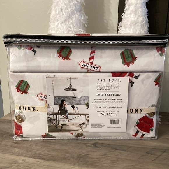 NWT Rae Dunn NORTH POLE SANTA AND MRS CLAUS TWIN CHRISTMAS SHEET SET - Picture 5 of 9